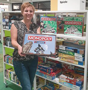 Elke Tenwinkel präsentiert das neue Coesfeld Monopoly.